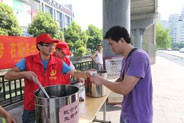中天裝飾開展“夏日送涼茶”志愿者活動