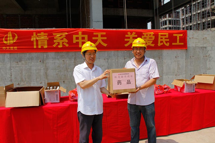 集團監事會主席方躍峰到裝飾集團開展高溫慰問及工作檢查