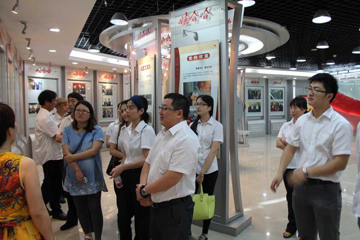 裝飾集團(tuán)黨支部開展“七一”黨員活動