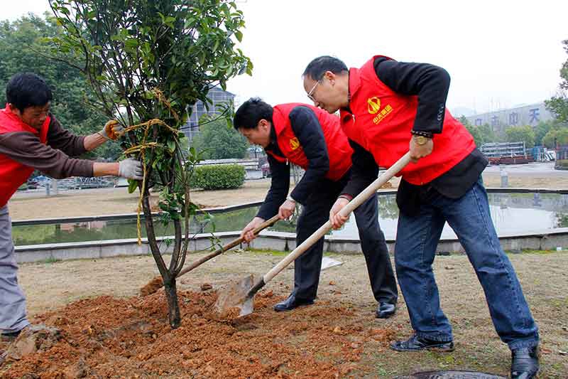 裝飾集團(tuán)組織開展志愿者“3.12”植樹活動(dòng)